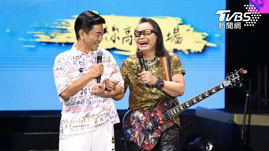 吳宗憲(左)和沈文程交情深厚,開心合唱〈漂泊七逃人〉。(圖/張哲鳴攝)