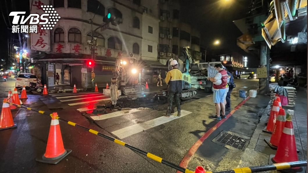 新北鶯歌午後強降雨　建國路破損緊急搶修