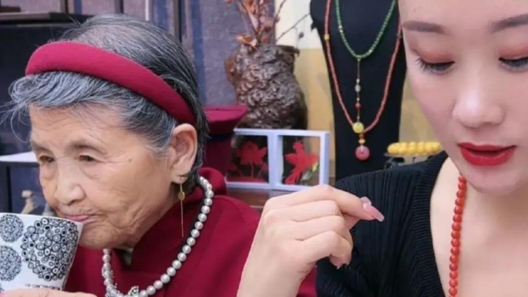 楊子90幾歲的老母經常出現在直播,遭痛罵「想錢想瘋了」似乎是家常便飯。(圖/翻攝自微博)