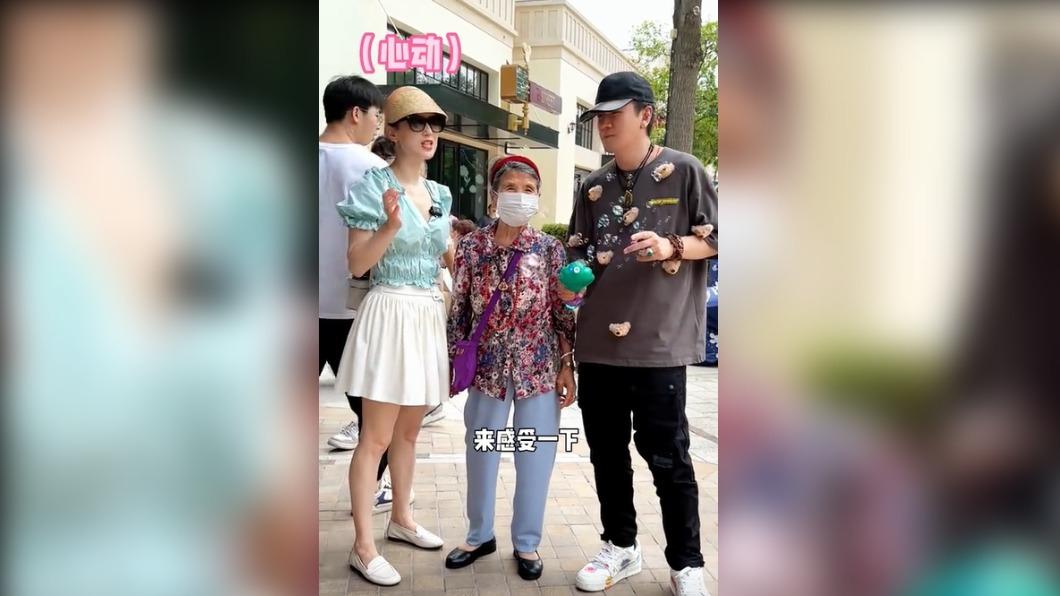 黃聖依與楊子和其母去迪士尼樂園,順便宣傳直播售票。(圖/翻攝自黃聖依抖音)