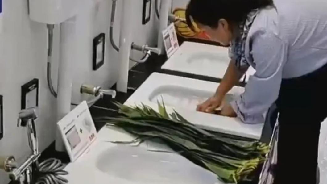 業者強調自己用的馬桶是展示品，衛生安全無虞。（圖／翻攝自@新浪網　微博）