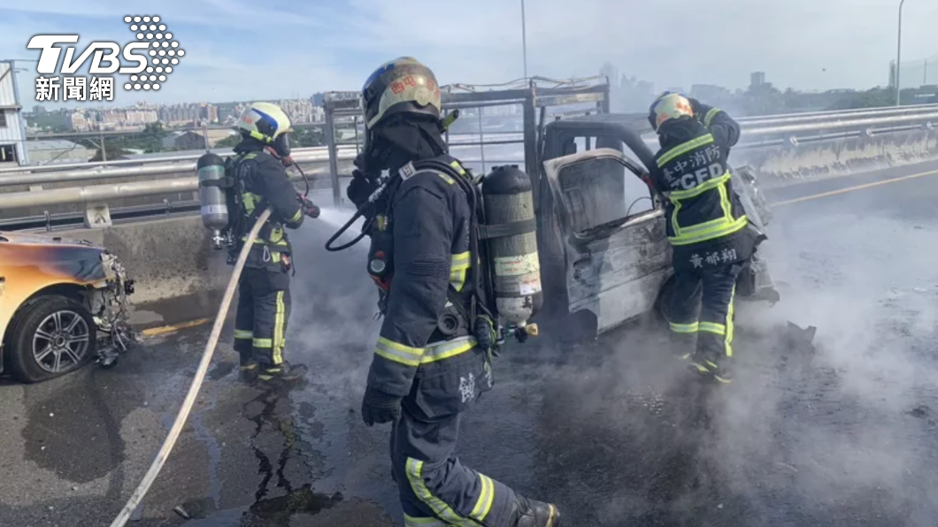 快訊/台74線3車連環撞火燒車!2人燒傷送醫 事故排除中