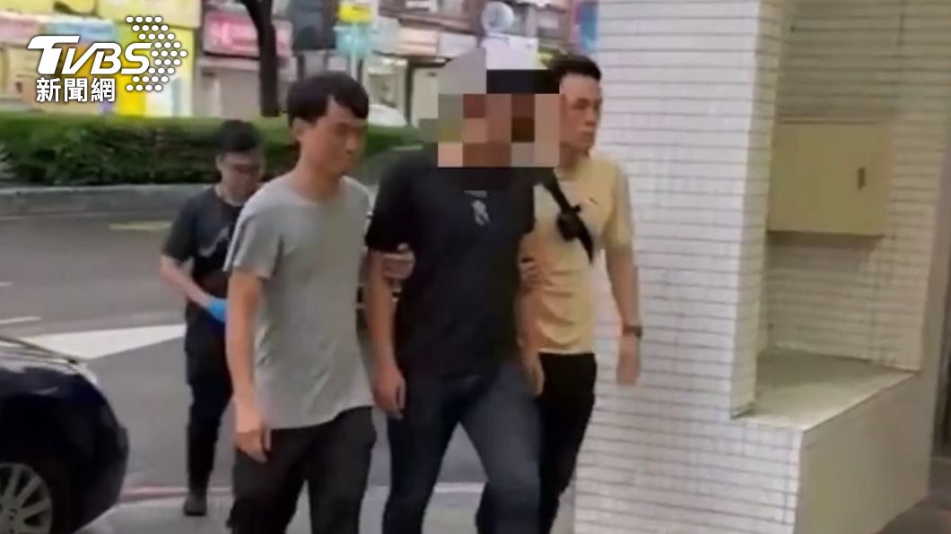 連假太無聊？男駕車試槍　板橋社區大門玻璃碎成蜘蛛網