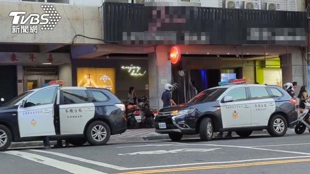 酒客爛醉爆衝突!警噴辣椒水「傷及友軍」 蹲地找水洗臉