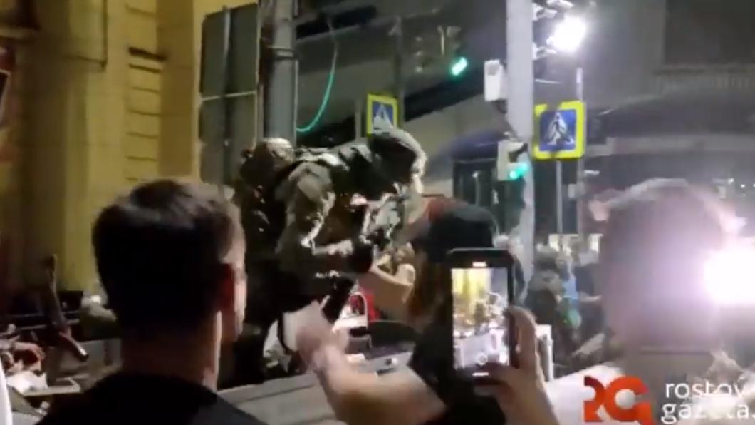 瓦格納傭兵撤軍時與市民握手,周遭民眾更拿起手機照相,周圍人歡呼高喊「瓦格納」。(圖/翻攝自@visegrad24推特)
