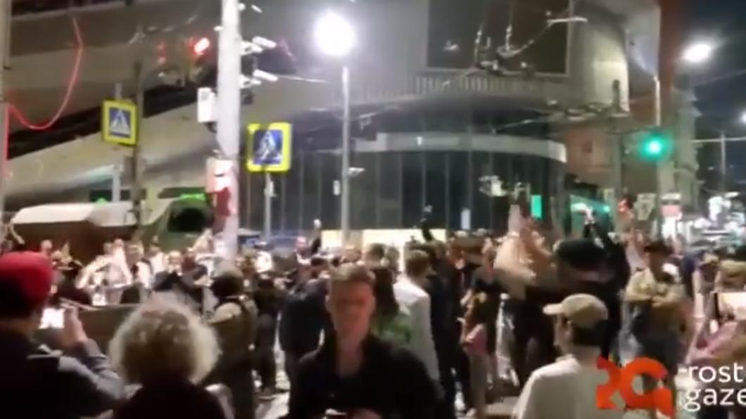 瓦格納連夜撤兵,居民擠在路上鼓掌、歡送。(圖/翻攝自@visegrad24推特)