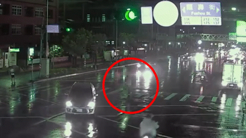 行人闖紅燈過馬路遭撞。(圖/TVBS)