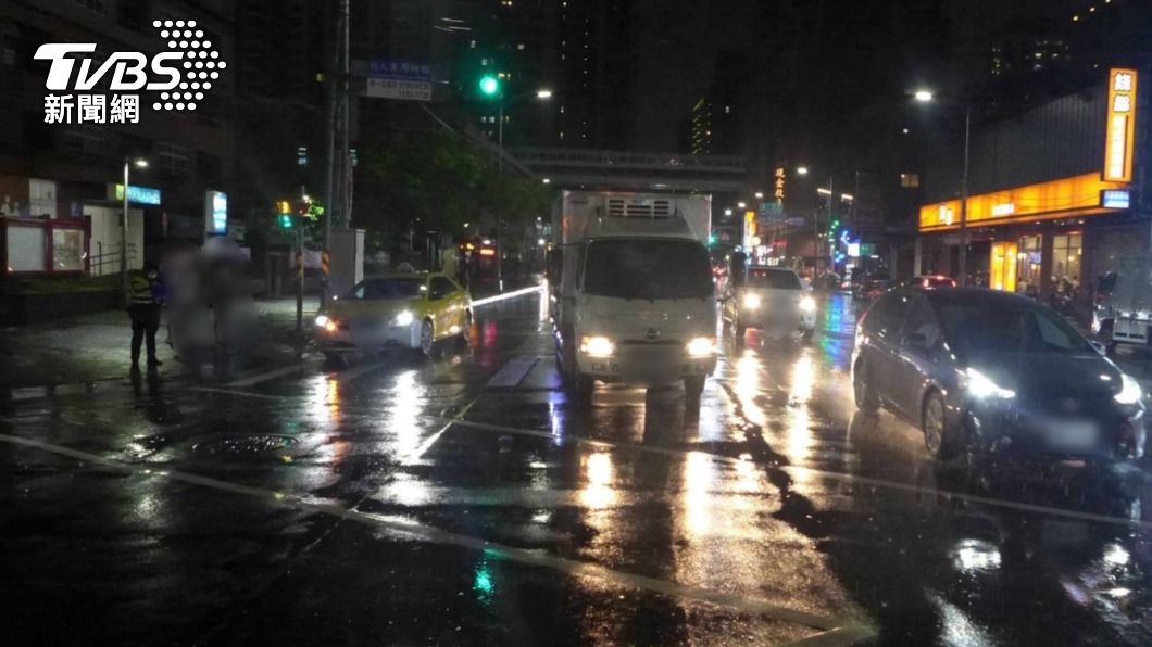 小貨車的右前車頭和行人發生碰撞。(圖/TVBS)
