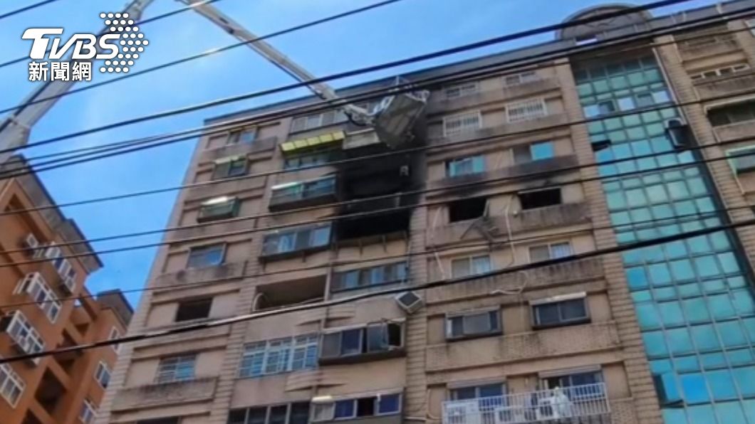 新竹縣竹北市一處社區大樓24日發生瓦斯氣爆事故。(圖/TVBS)