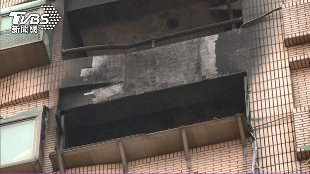 新竹縣竹北市一處社區大樓24日發生瓦斯氣爆事故。(圖/TVBS)