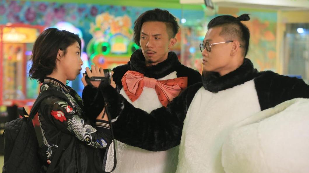 顏卓靈、白只(右)曾以情侶檔身份演出《今晚打喪屍》。(圖/迪士尼提供)