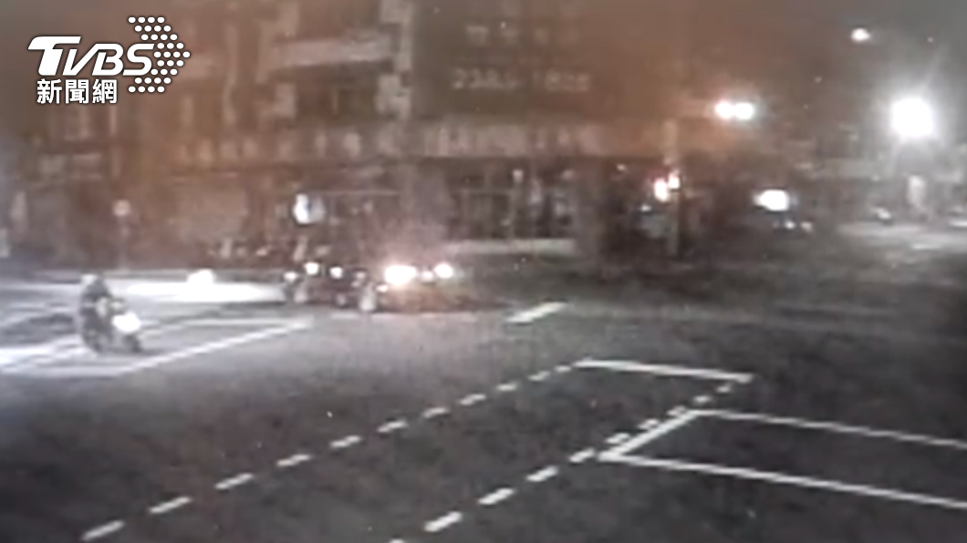 汽機車撞成一團。(圖/警方提供)