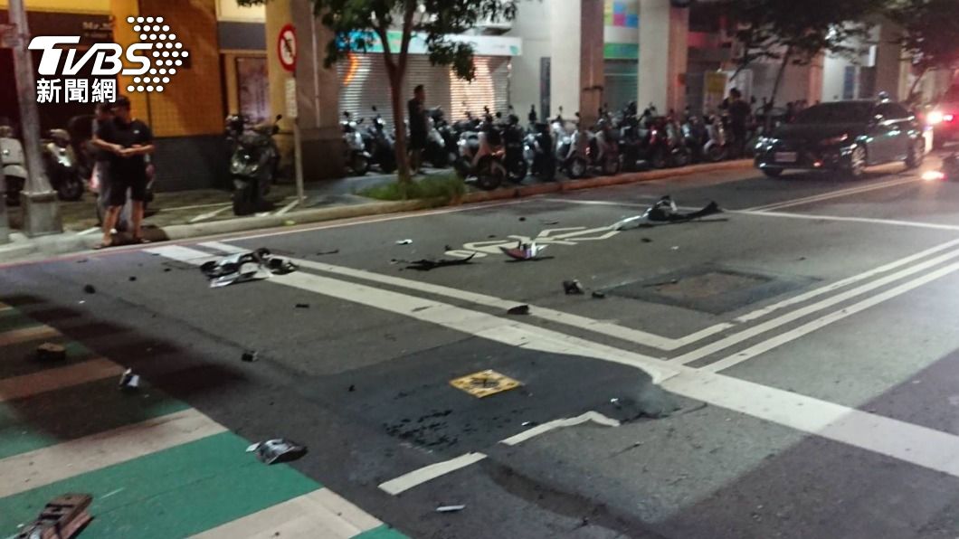 機車零件四散。(圖/警方提供)