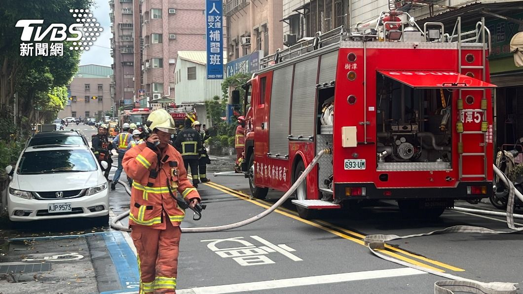 消防人員趕抵現場。(圖/TVBS)