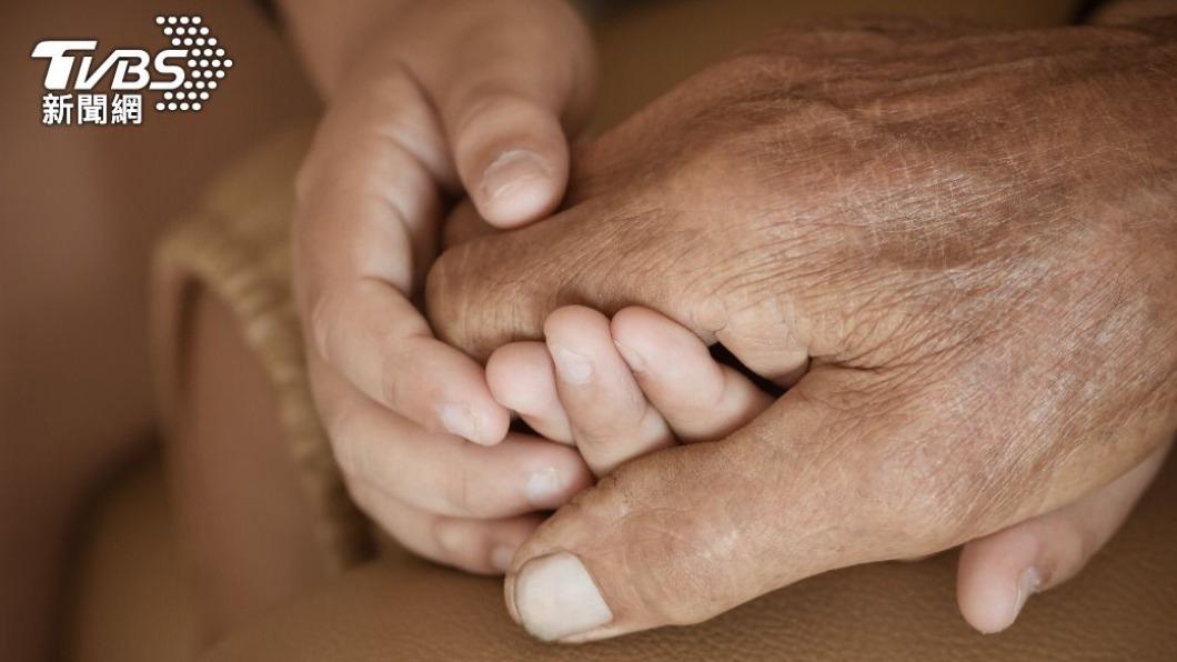 醫師證實，阿公阿嬤呼呼真的能止痛。（示意圖／shutterstock達志影像）