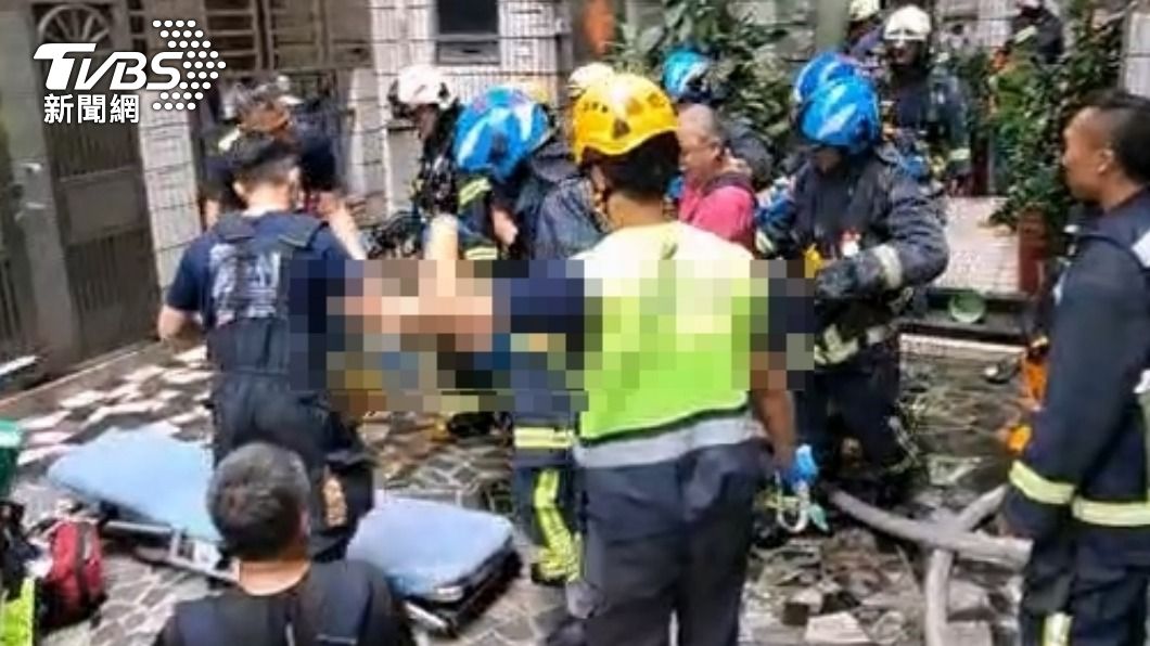 7樓男子被救出時已無生命跡象。(圖/TVBS)