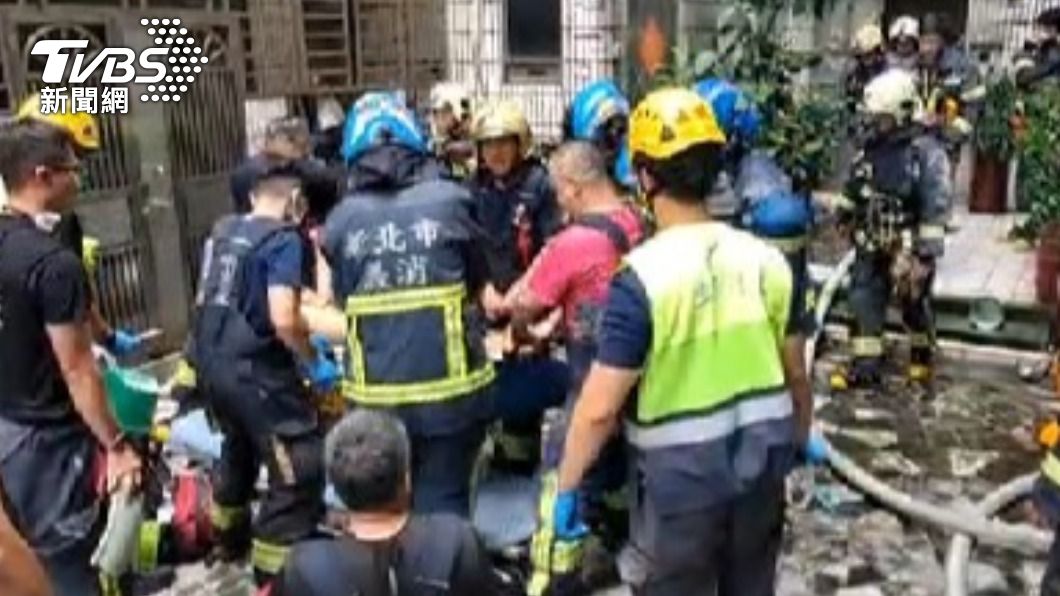 警消人員現場救援,7樓李姓住戶救出時已無呼吸。(圖/TVBS)
