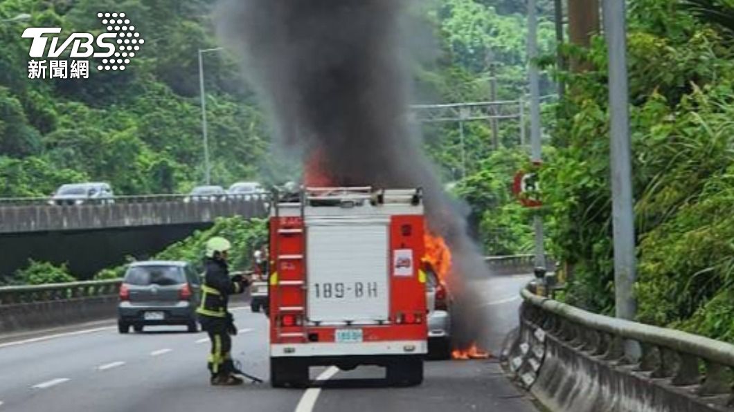 車上5人下車逃生。(圖/TVBS)