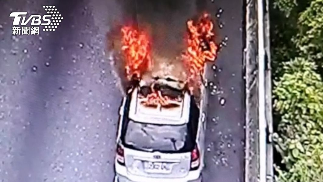 開到一半車頭冒煙竄火!收假前夕國五火燒車 5人下車驚逃