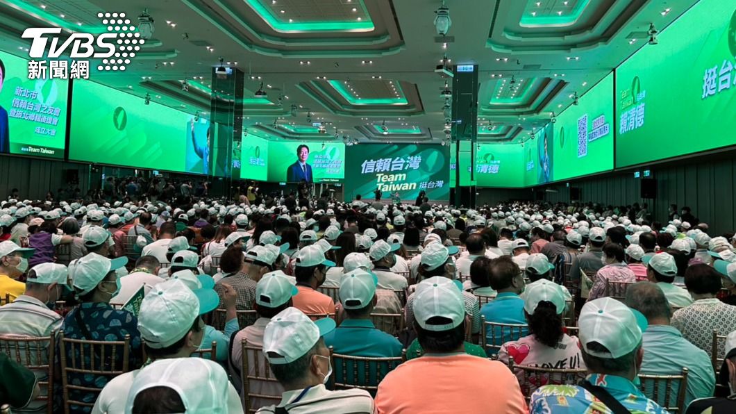 新北市「信賴台灣之友會」成立,場地佔據兩層樓,湧入約3000人力挺。(圖/黃宣尹攝)