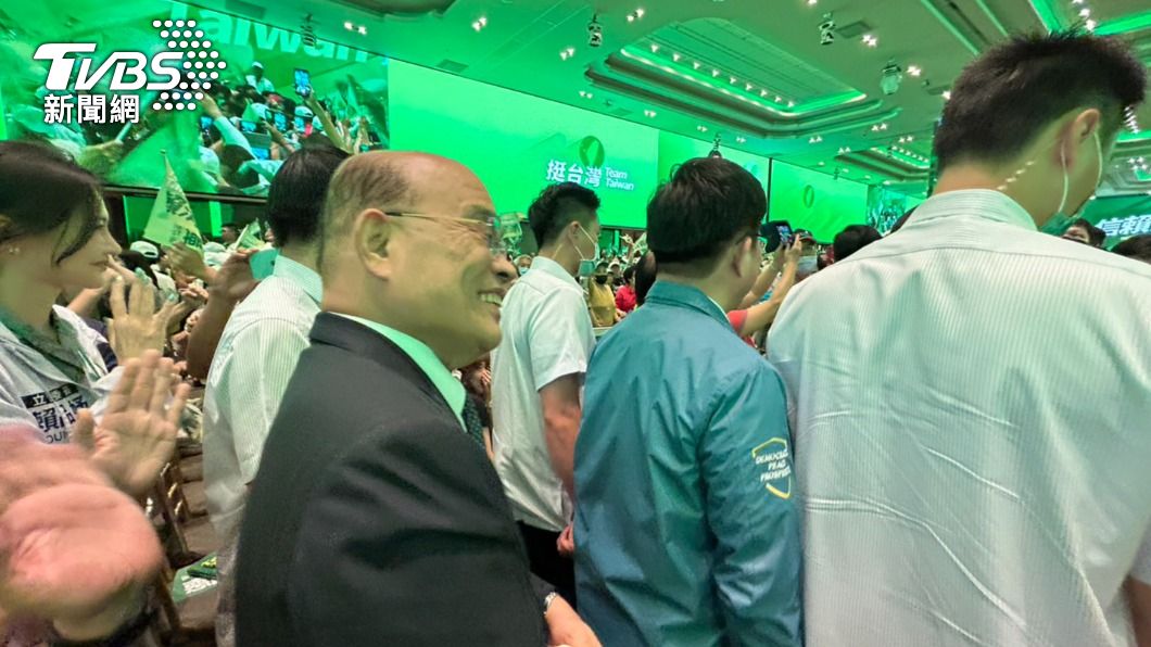 蘇貞昌、林佳龍等人陪同賴清德大進場,受到支持者歡迎。(圖/黃宣尹攝)