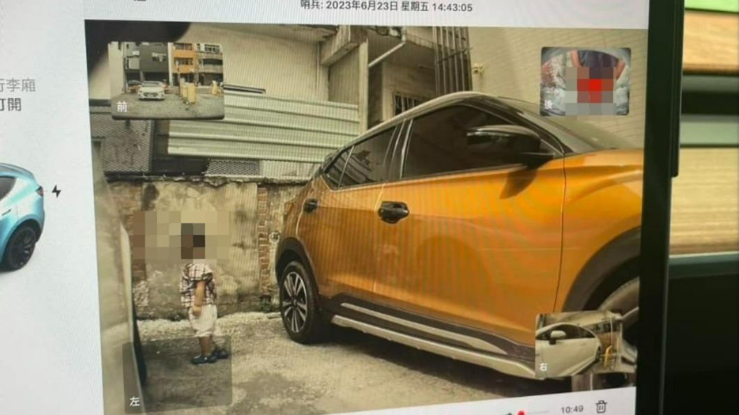 男子的孩子在旁全程目睹。（圖／翻攝自TESLA Taiwan Model 3/Y 特斯拉台灣車主群）