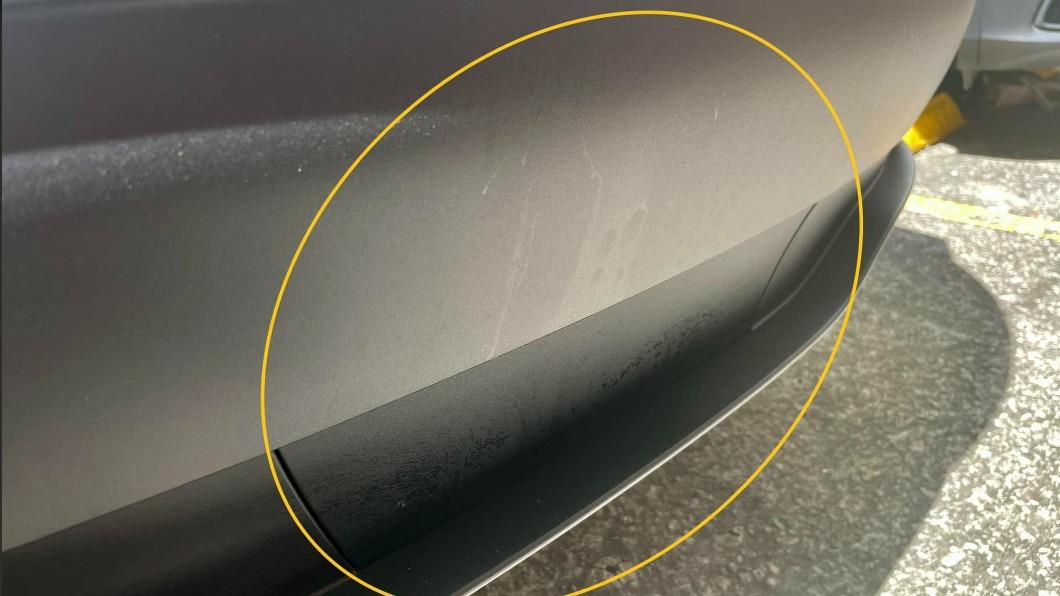 小便痕跡。（圖／翻攝自TESLA Taiwan Model 3/Y 特斯拉台灣車主群）