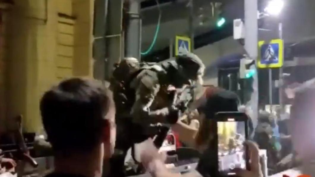 瓦格納傭兵撤軍時與市民握手,周遭民眾更拿起手機照相,周圍人歡呼。(圖/翻攝自@visegrad24推特)