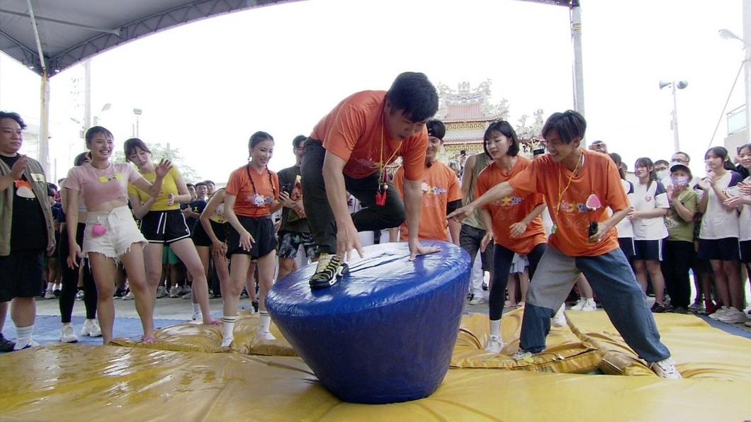 胡瓜挑戰放大版立蛋遊戲。（圖／民視提供）