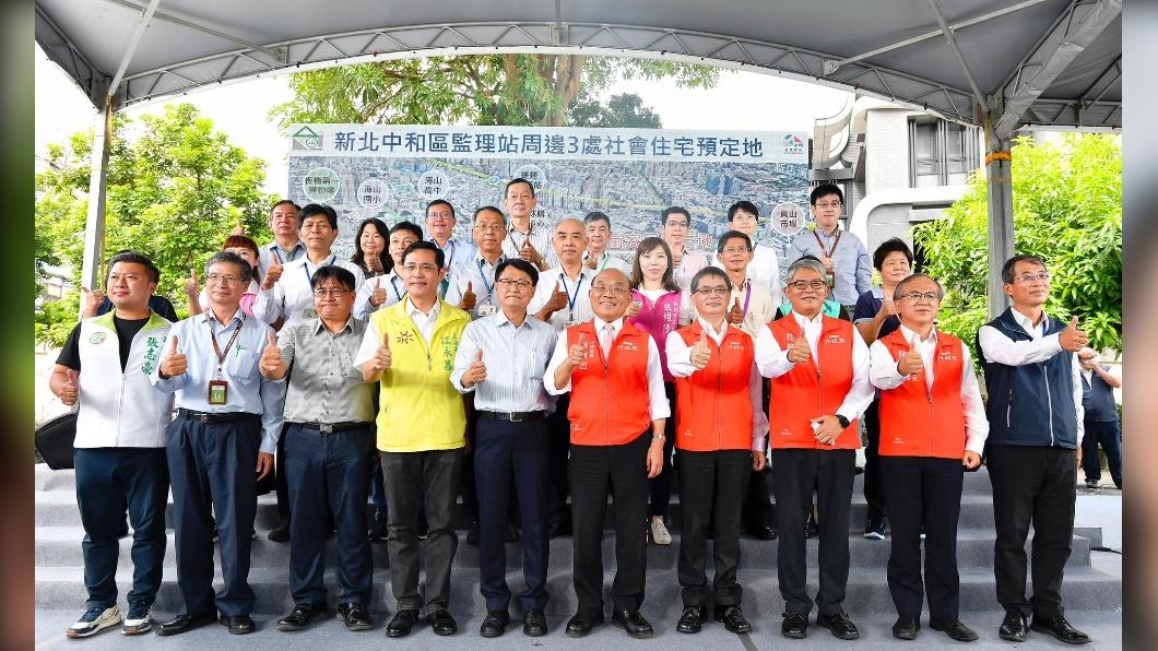 蘇貞昌過往擔任行政院長,核定新北市4000多戶社宅。(圖/翻攝自蘇巧慧臉書)