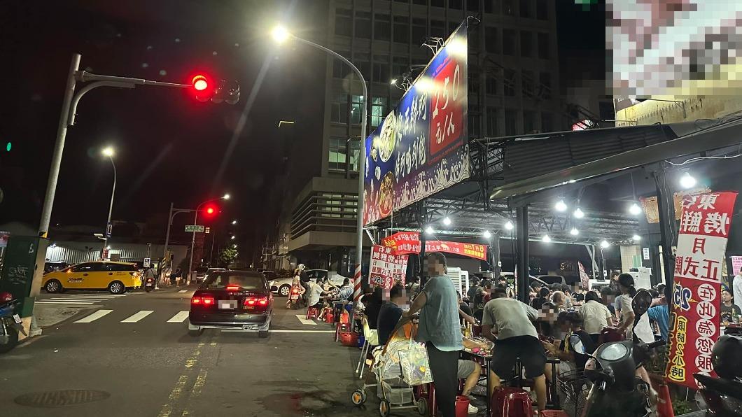 餐廳座位擺到斑馬線上!他壓雙黃線閃人 痛批:乾脆封路做生意