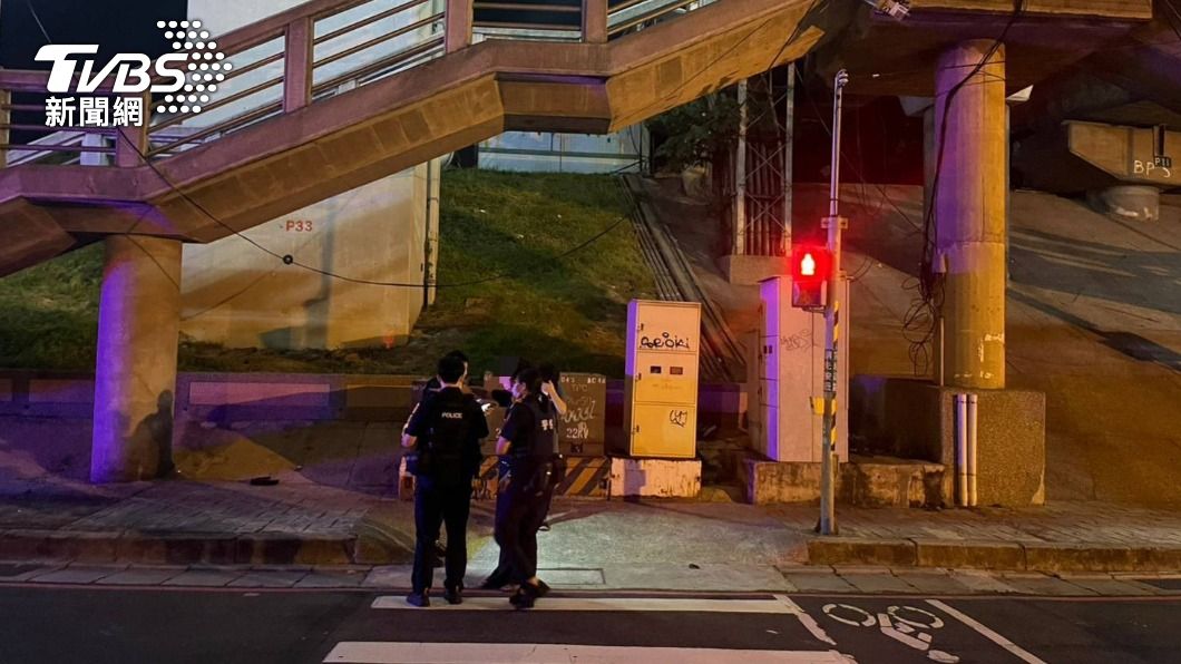 警方在事發路口調查。(圖/TVBS)