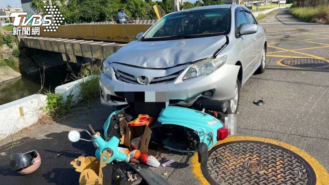 機車被撞爛。(圖/警方提供)