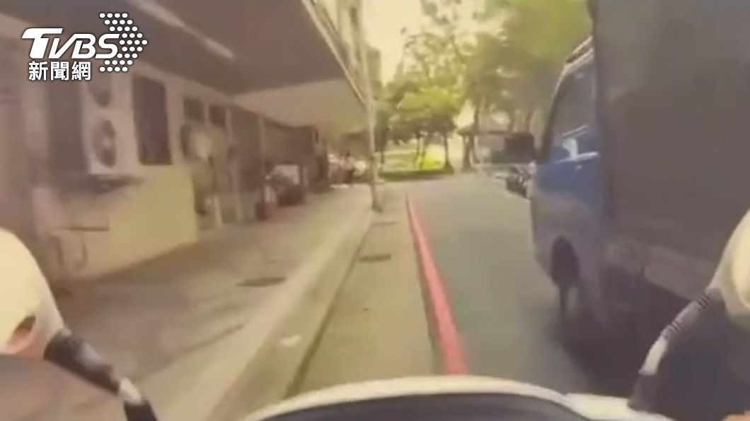 員警巡邏發現男駕駛未繫安全帶。(圖/TVBS)