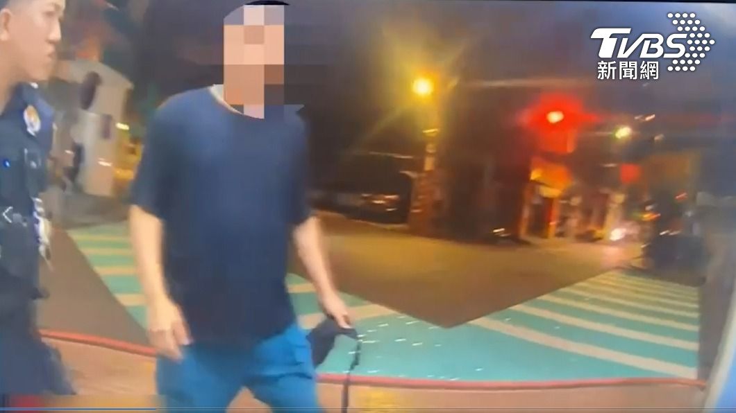 警方將涉嫌噴灑辣椒水的巫男帶回偵辦。（圖／TVBS）
