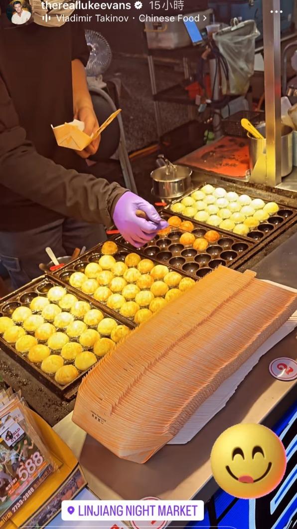 路克去逛臨江夜市品嚐章魚燒。(圖/翻攝自路克IG)