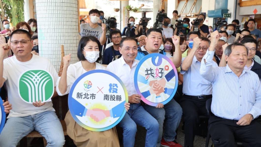 國民黨總統參選人侯友宜今天以市政行程名義,南下南投同匡縣長許淑華。(圖/新北市府提供)