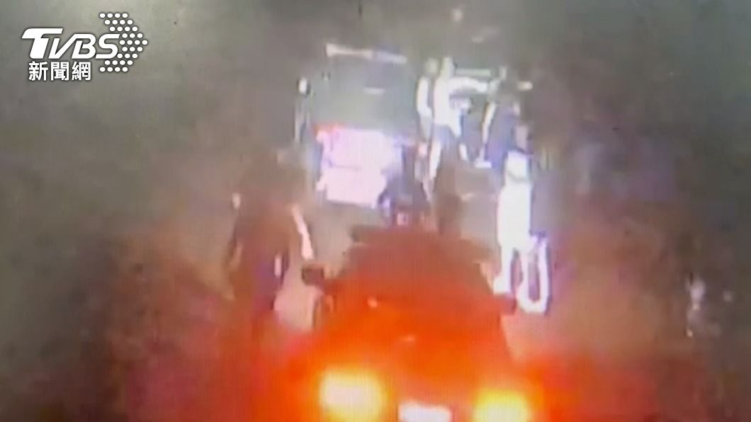 員警循線找到離開摩鐵的車輛。(圖/TVBS)