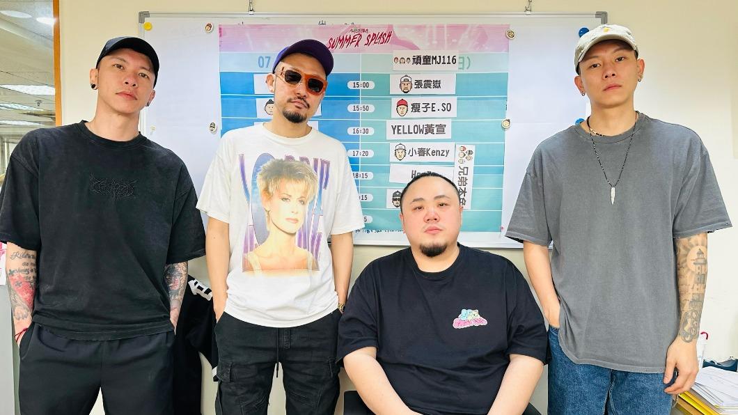 小春（左起）、熱狗、大淵、瘦子密謀竄改節目單掀本色之亂。（圖／本色音樂提供）