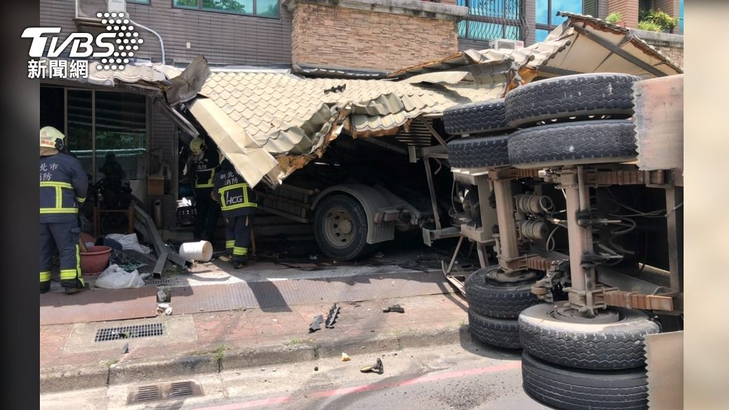 怎麼開的?大貨車失控撞進樹林民宅後翻覆 2人輕傷送醫