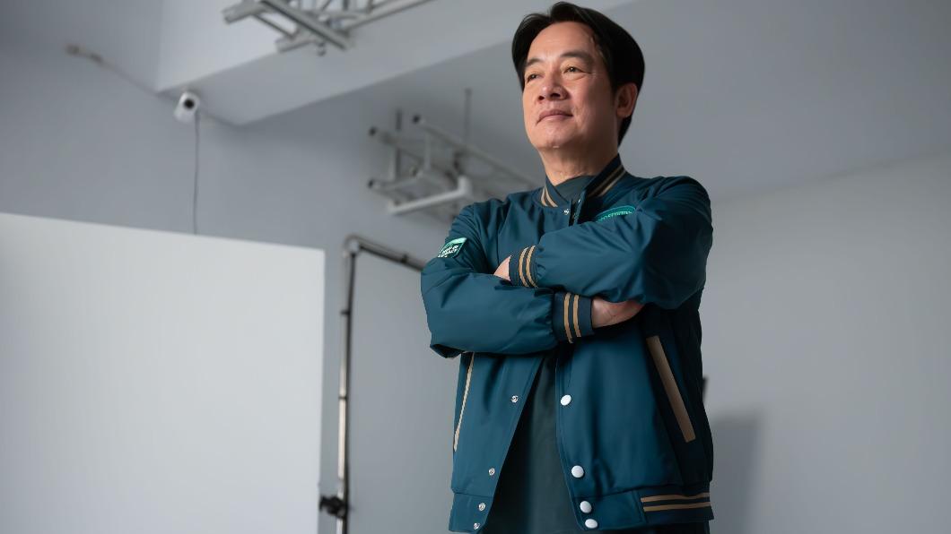 賴清德拍攝募款小物宣傳照。(圖/賴清德辦公室提供)