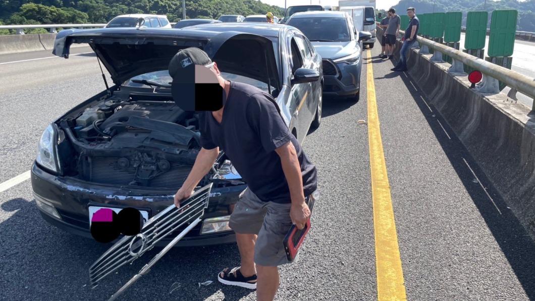其中造成一名白姓駕駛身體不適送醫治療,其餘5人均未送醫。(圖/警方提供)