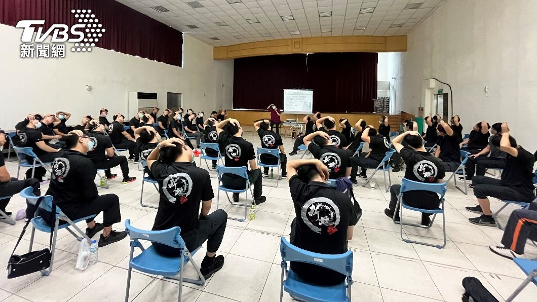 新北市消防局第二大隊隊員一起體驗壓力釋放運動。(圖/TVBS)