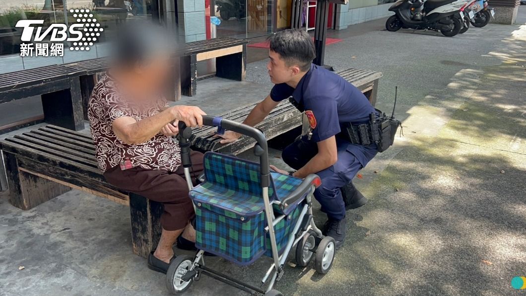 員警耐心聽阿嬤分享心情。（圖／TVBS）