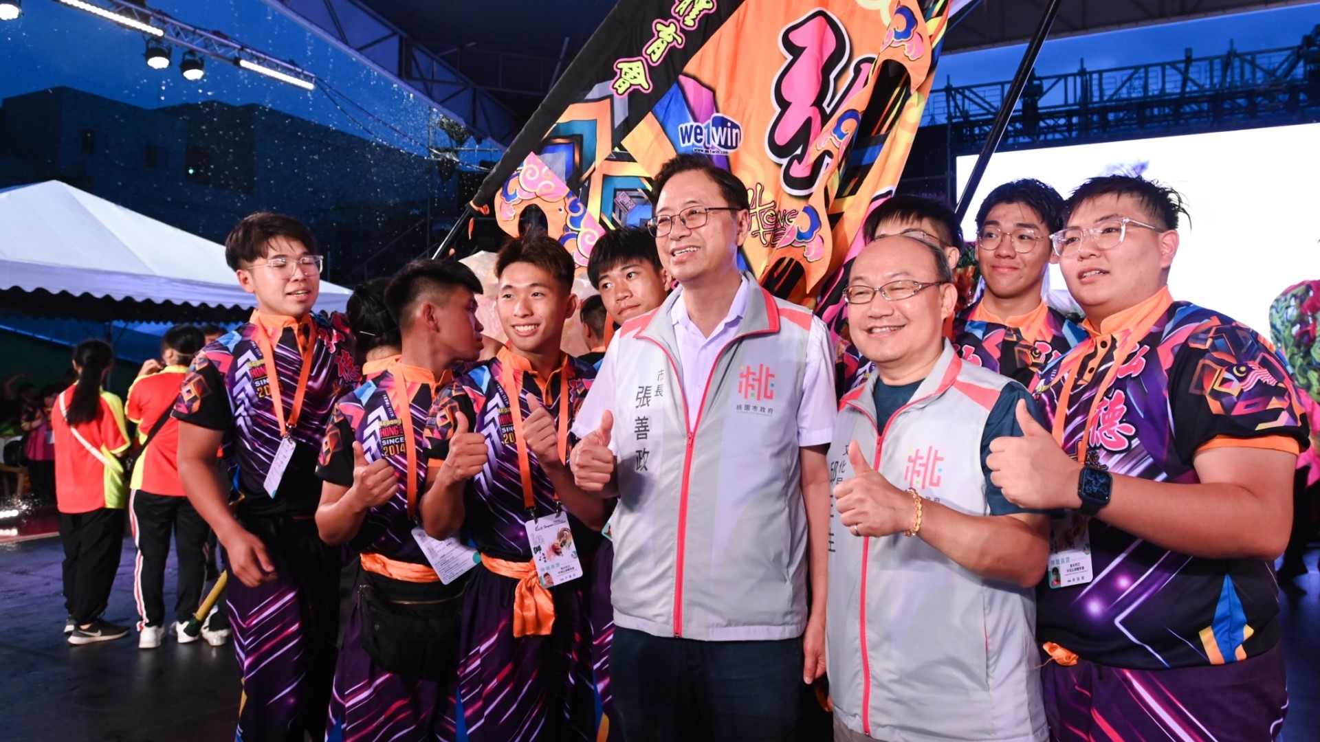 張市長與參賽隊伍共同合影。(圖/桃園市政府文化局)