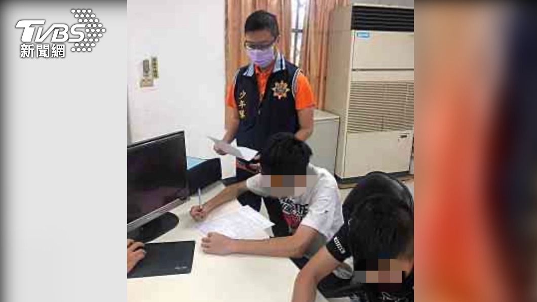 陳韋綱在111年間，主動尋獲兒童及少年失蹤人口共16件，獲選該年度少年保護工作績優員警。（圖／TVBS）