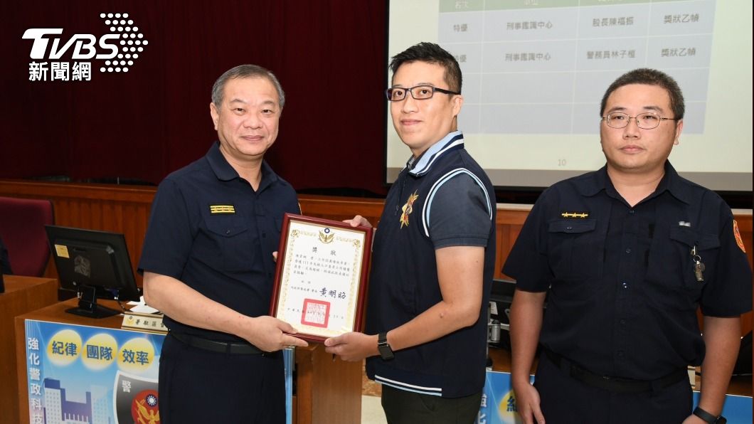 陳韋綱（中）在111年間，主動尋獲兒童及少年失蹤人口共16件，獲選該年度少年保護工作績優員警。（圖／TVBS）