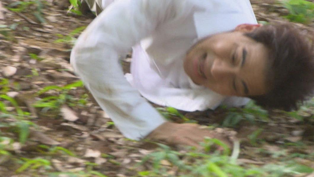 翁家明滾下山坡這場戲超敬業,滾了十幾圈。(圖/民視提供)