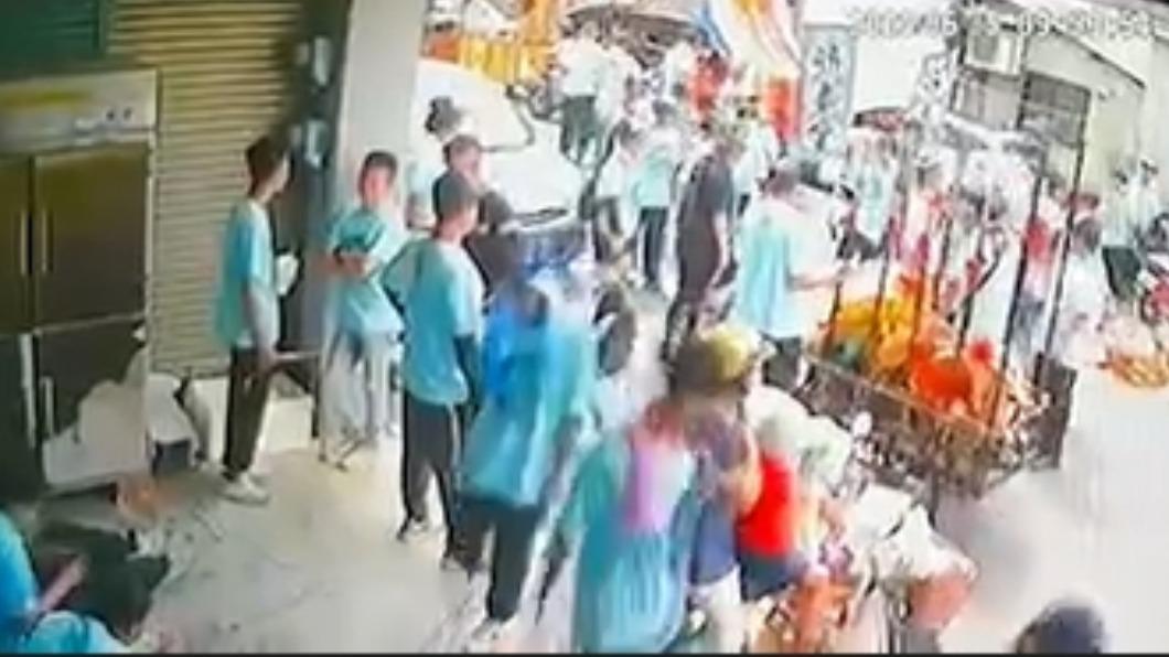 當天嘉義某轎班遶境到台南鹽水。(圖/民眾提供)