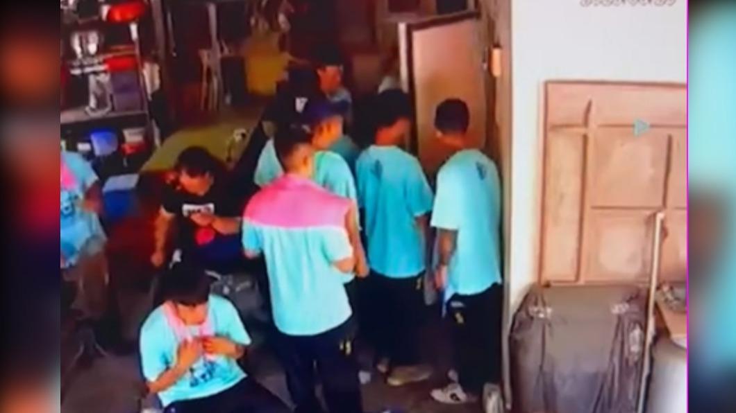 轎班人員把冰箱當冷氣吹。(圖/民眾提供)
